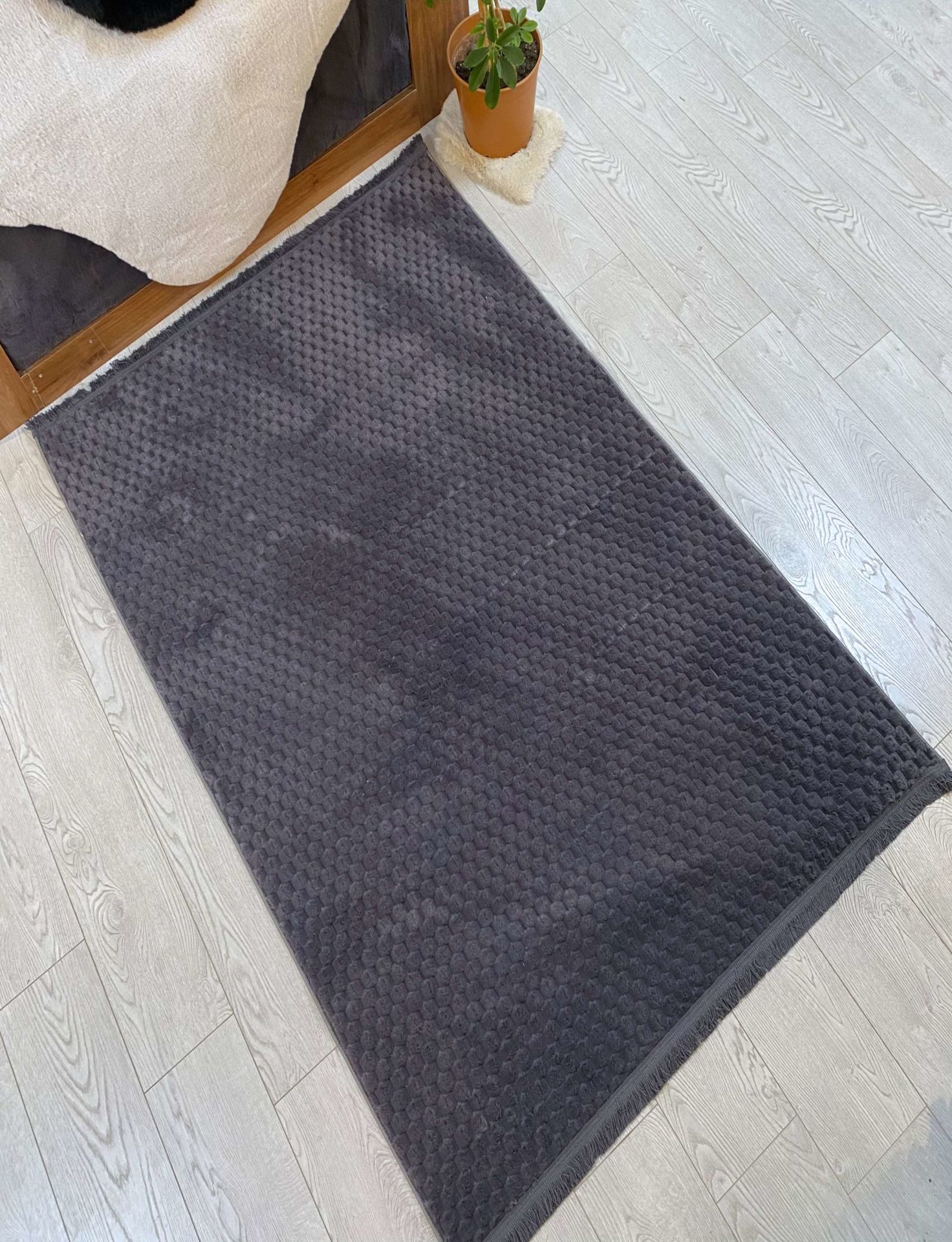 Antrasit Renkli Yumuşak Side Kilim