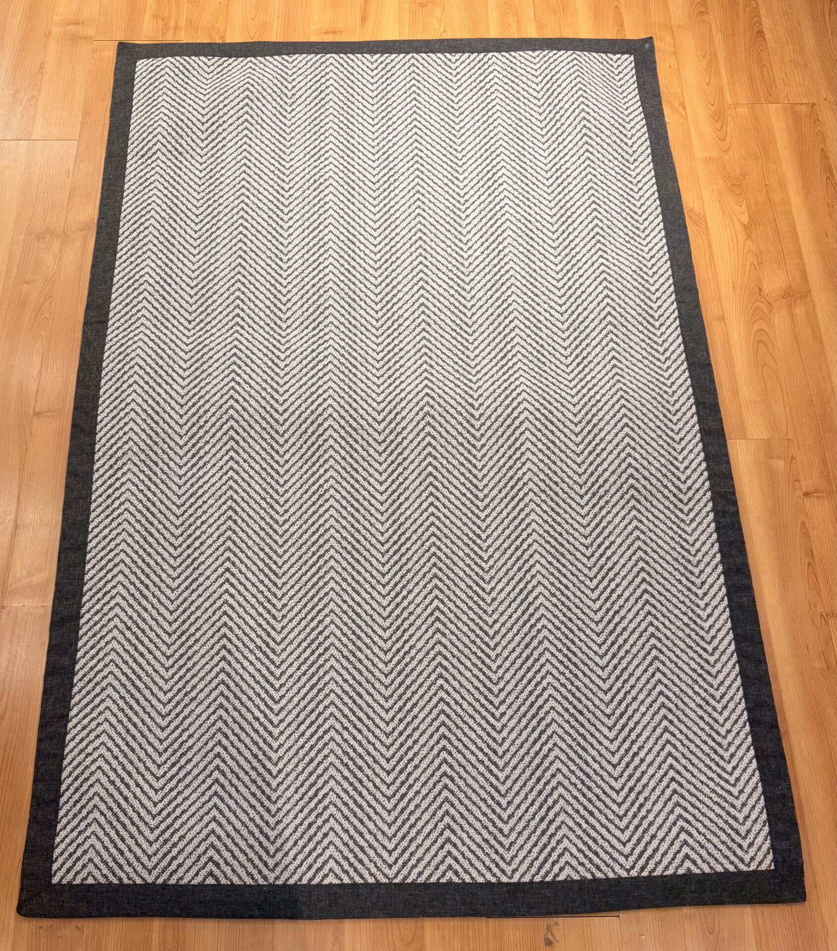 Kenarları siyah çerçeveli balık sırtı desen velvet sisal