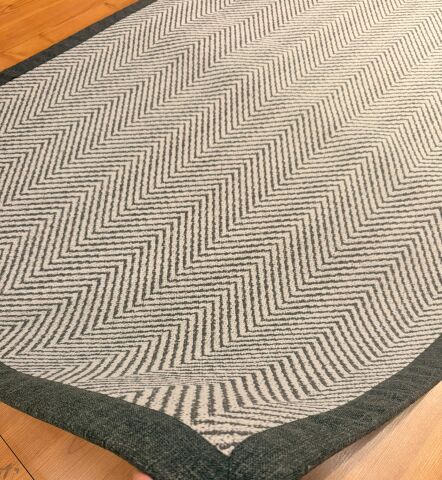 Kenarları siyah çerçeveli balık sırtı desen velvet sisal