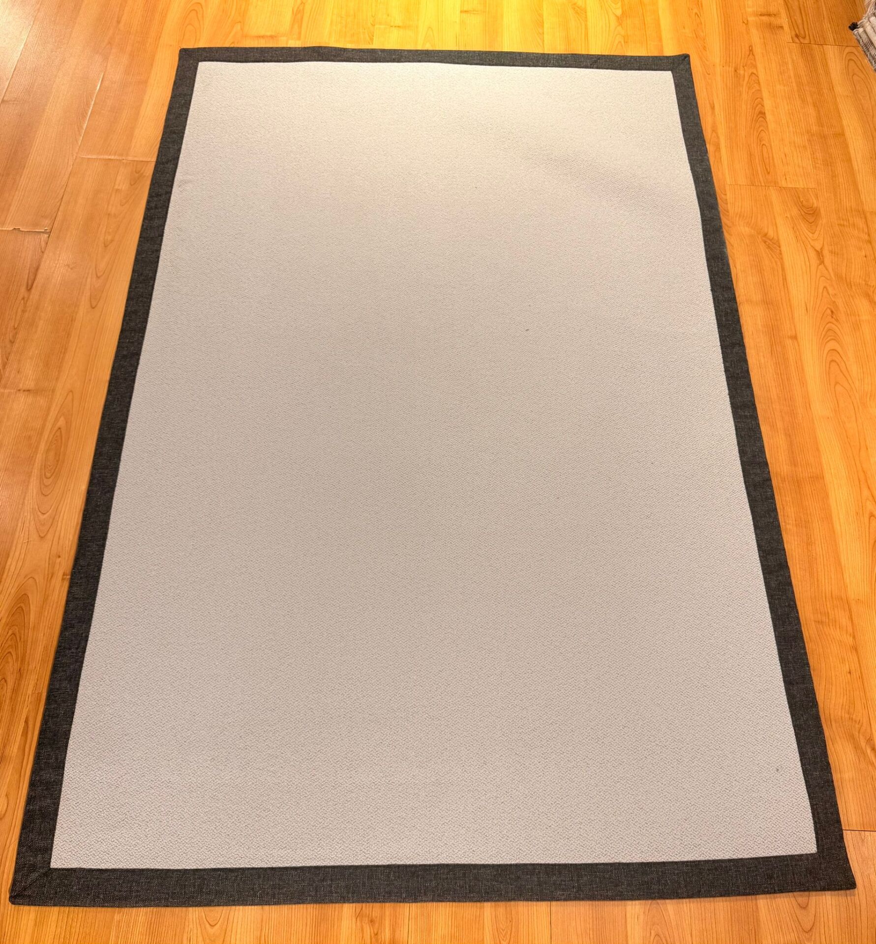 Kenarları Siyah Çerçeveli Düz Model Velvet Sisal