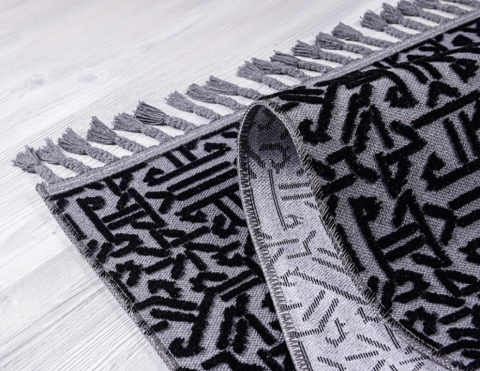 Siyah Renkli Nakış Desenli Rönesans  Kilim