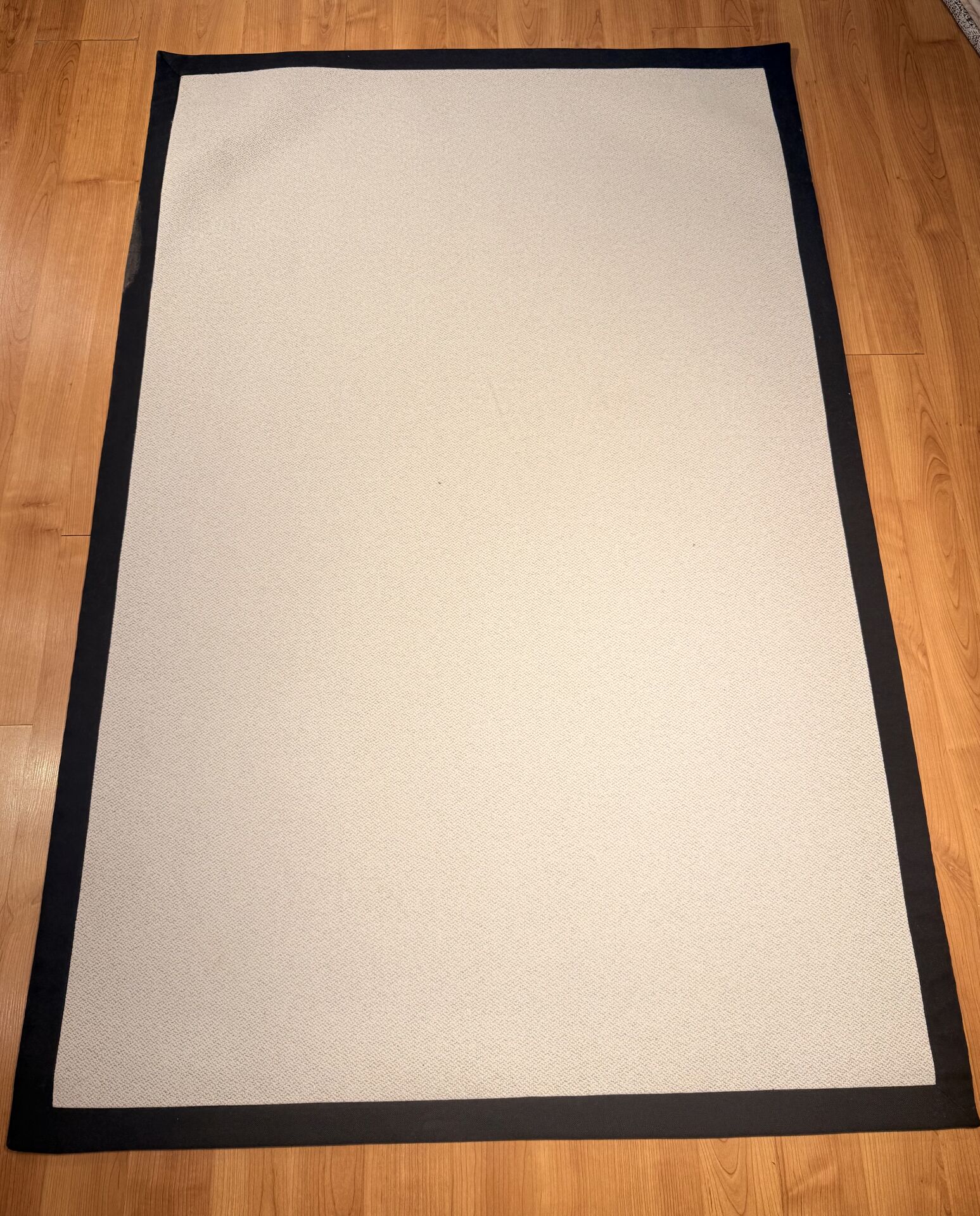 Kenarları Siyah Çerçeveli Krem Renk Velvet Sisal