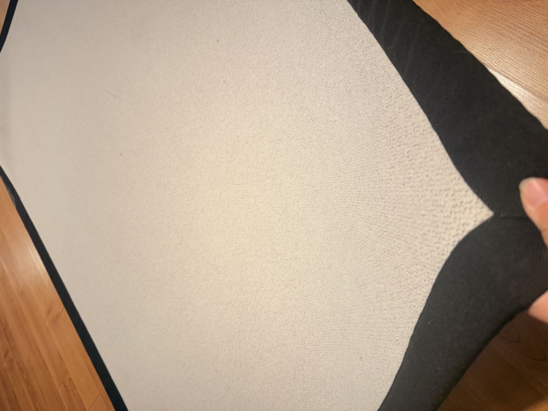 Kenarları Siyah Çerçeveli Krem Renk Velvet Sisal