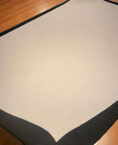 Kenarları Siyah Çerçeveli Krem Renk Velvet Sisal