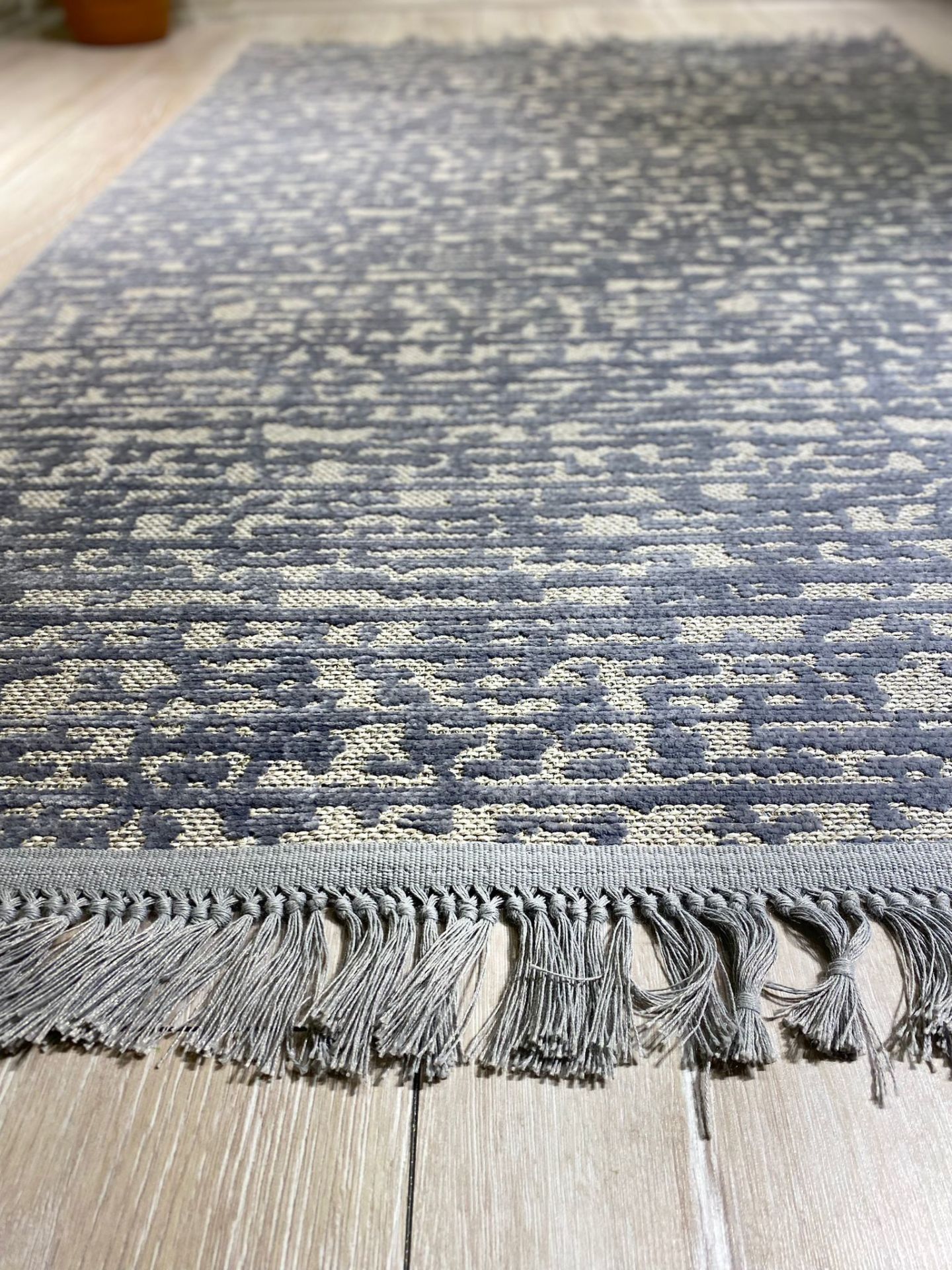 Gri Renkli Dağınık Desen Garden Kilim