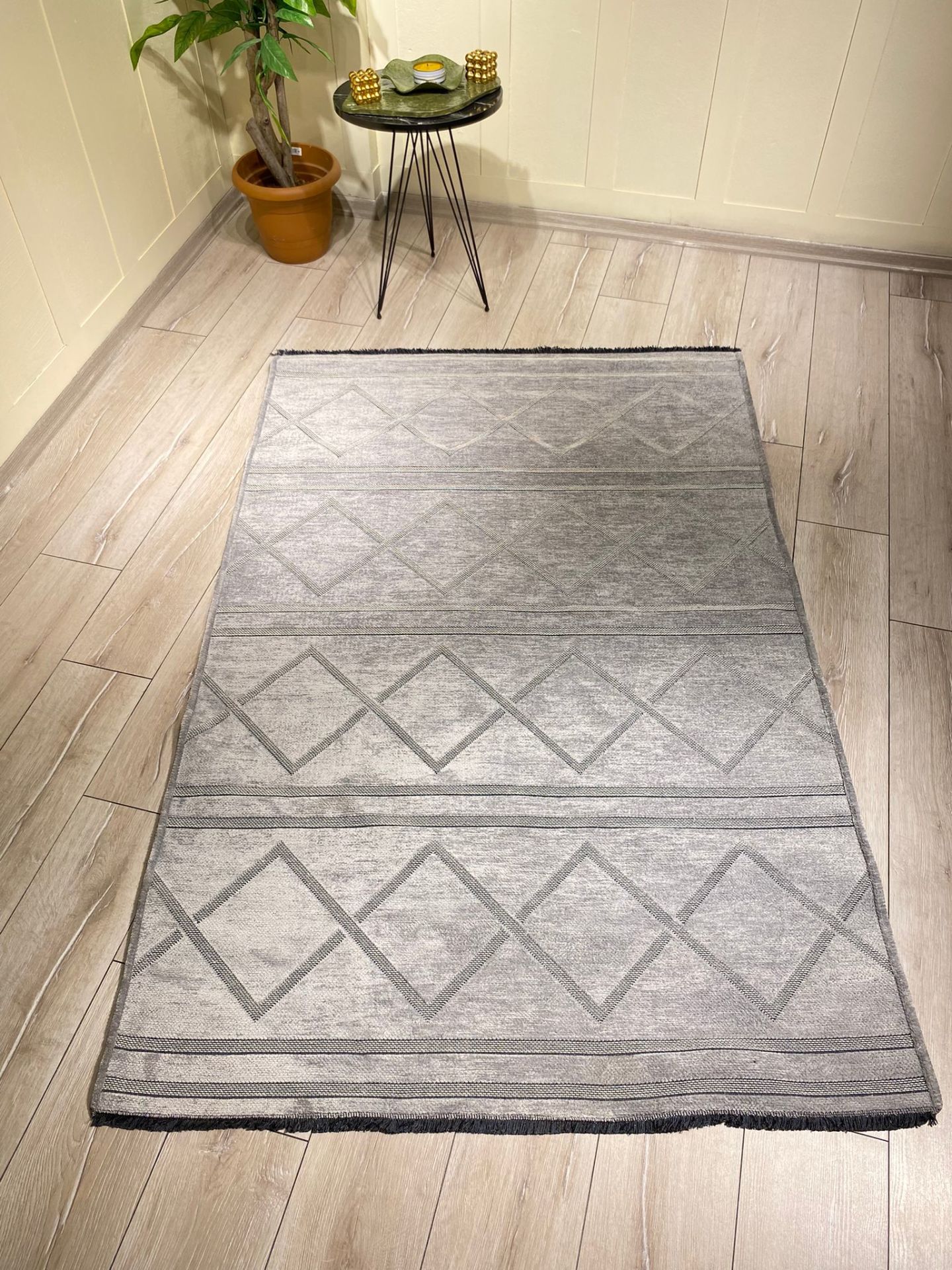 Açık Gri Renkli Kendinden Desenli Vals Kilim