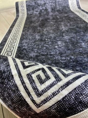 Siyah Zeminli Beyaz Çerçeve Desenli Baskı Kilim