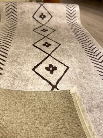 Açık Grili Siyah Üçgen Desenli Baskı Kilim
