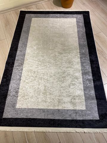 Açık Gri Göbekli Gri Siyah Çerçeve Desenli Baskı Kilim 100X200