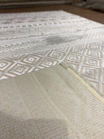 Krem Renge Renk Dokulu Geometrik Desenli Opera Kilim