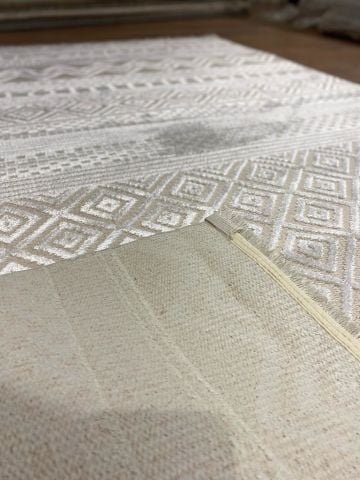 Krem Renge Renk Dokulu Geometrik Desenli Opera Kilim