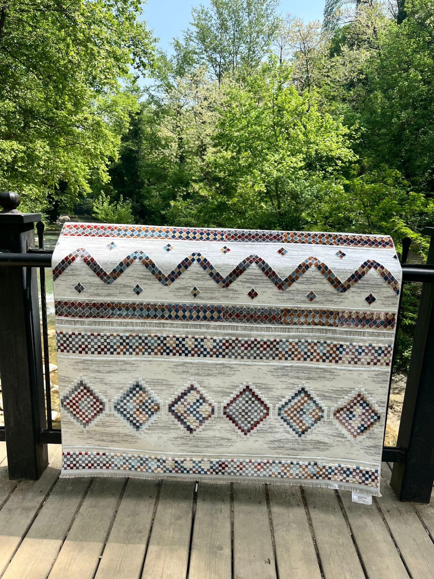 Beyaz Zemin Üzerine İri Renkli Desenli İsfahan Kilim