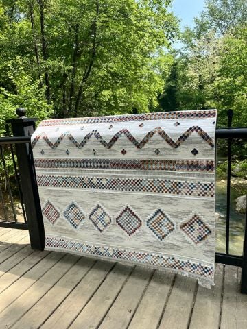 Beyaz Zemin Üzerine İri Renkli Desenli İsfahan Kilim