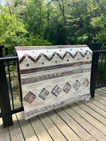 Beyaz Zemin Üzerine İri Renkli Desenli İsfahan Kilim