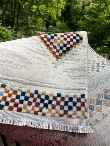 Beyaz Zemin Üzerine İri Renkli Desenli İsfahan Kilim