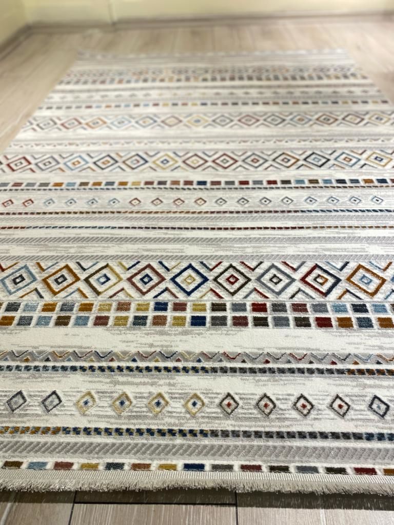 Beyaz Zemin Üzerine Renkli İskandinav Desen İsfahan Kilim