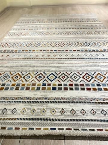 Beyaz Zemin Üzerine Renkli İskandinav Desen İsfahan Kilim