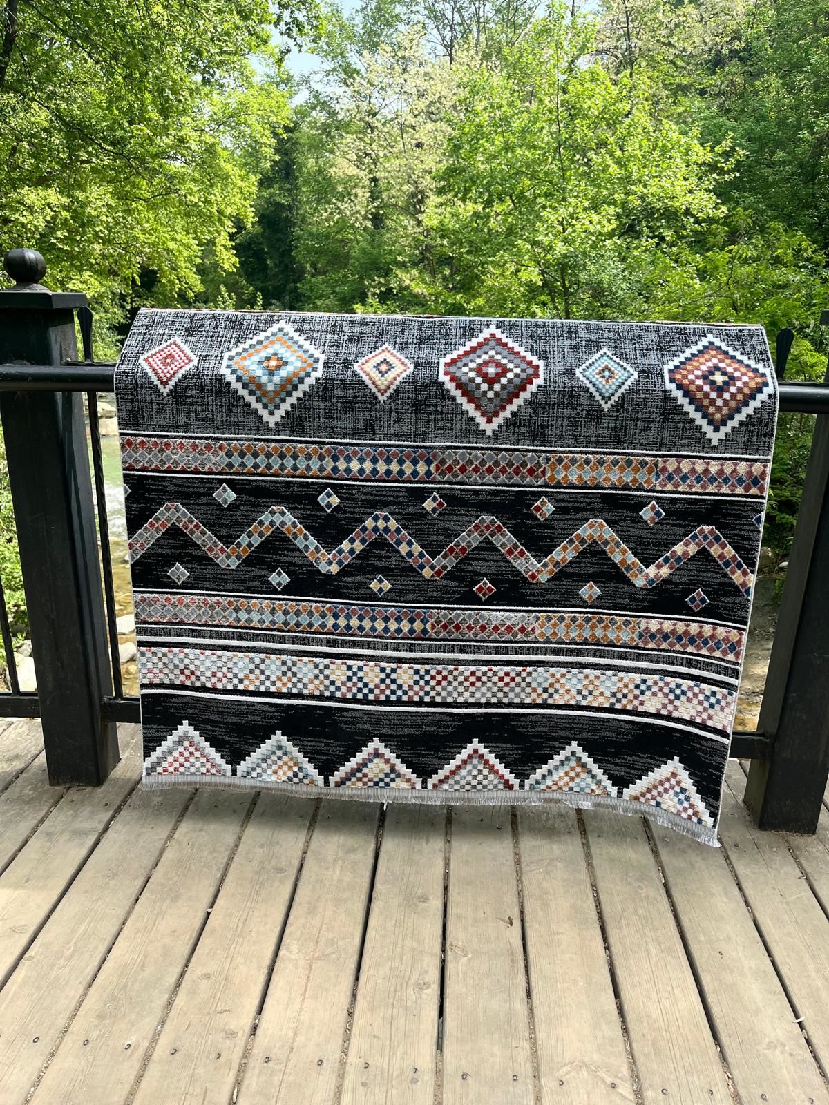 Siyah ve Renkli İskandinav Desenli İsfahan Kilim