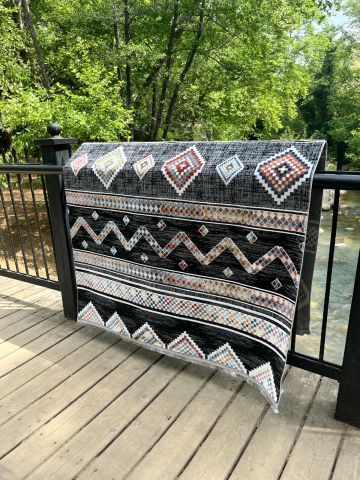 Siyah ve Renkli İskandinav Desenli İsfahan Kilim