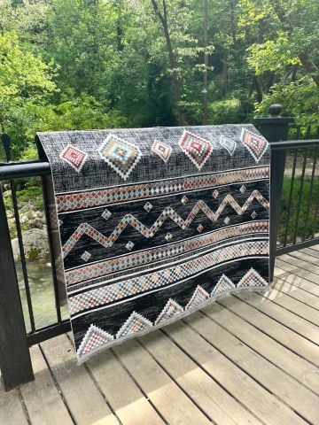 Siyah ve Renkli İskandinav Desenli İsfahan Kilim