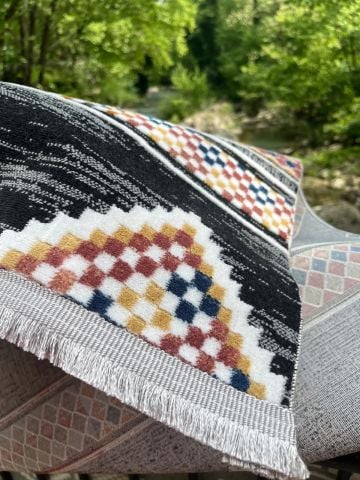 Siyah ve Renkli İskandinav Desenli İsfahan Kilim